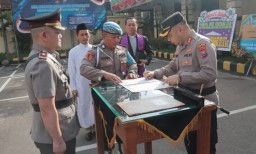 AKBP Teddy Chandra Pimpin Sertijab Waka Polres, Kapolsek Kediri Kota dan Kapolsek Mojo