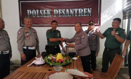 Polsek Pesantren dapat Suprise HUT Bhayangkara ke-77 dari Koramil 02