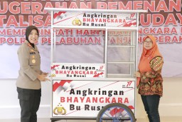 Polres Pelabuhan Tanjungperak Salurkan Bantuan Gerobak Angkringan Bhayangkara ke Pelaku UMKM