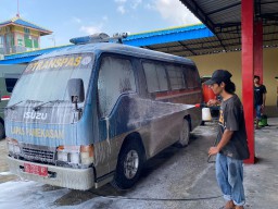 Lakukan Perawatan Cuci Mobil Dinas Secara Berkala, Lapas Pamekasan Datangkan Semesta Cuci Mobil Panggilan