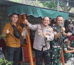 Sinergitas TNI-Polri, Kapolres Mojokerto dan Dandim 0815 Tebar Ribuan Benih Ikan Nila 