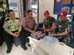 Meriahkan Hari Bhayangkara Ke - 77, Kolinlamil KRI TGI 539 Sambangi Sat Lantas Polrestabes Surabaya