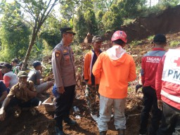 Sinergisitas TNI-Polri dan Masyarakat Dalam Antisipasi Dampak Tanah Longsor Dusun Bruno 