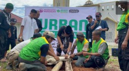 Wabup Kapuas Hulu Sembelih Hewan Kurban di Masjid Agung Darunnajah Putussibau