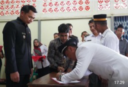 Bupati Kapuas Hulu Lantik Kades Terpilih Antar Waktu dan Anggota BPD Kecamatan Semitau