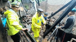 Salut, Polisi dan TNI Bersama Warga Gercep Tangani Rumah Yang Ambruk Akibat Hujan Deras di Trenggalek