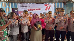 Bansos Polres Metro Jakarta Timur Mengarah ke Kawasan Slum Area ( Ikatan Pemulung Indonesia) Wilayah Cakung Jakarta Timur