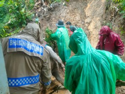 TNI-Polri Gotong Royong Bersama warga, Bersihkan Material Tanah Longsor 