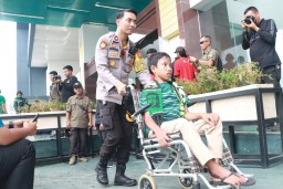 Pertandingan Berjalan Aman dan Lancar di Tengah Pengamanan Polisi, Kapolrestabes Antar Penonton Diffable