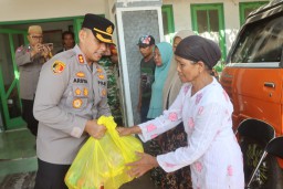 Polres Probolinggo Berikan Bansos Untuk Korban Kebakaran di Area TPI Paiton 