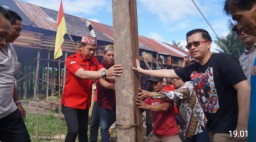 Penancapan Tiang Pertama Rumah Betang Dilakukan Dengan Prosesi Adat Dayak Taman Kapuas 