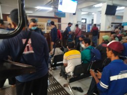 Calo Merajalela di Samsat Tandes, Warga Surabaya Kesulitan Bayar Pajak