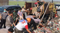 Ciptakan Lingkungan Bersih dan Nyaman, Polresta Bandara Soetta Bersihkan Sampah Secara Serentak