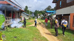 Cegah Demam Berdarah, Bhabinkamtibmas Polsek Seberuang Dampingi Petugas Lakukan Fogging di Desa Tanjung Keliling