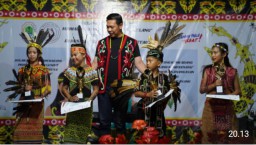 Bupati Kapuas Hulu Tutup Gawai Dayak “Ngihup Kenelang” di Desa Semitau Hilir 