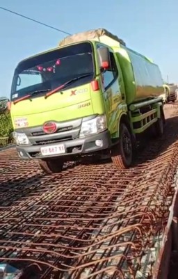 Mobil Angkutan CPO Tabrak Pisik Proyek Pembangunan Jalan.Pelang