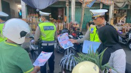 Ops Patuh Agung 2023, Personil Polres Jembrana Blusukan ke Pasar, Gencarkan Sosialisasi Tertib Berlalulintas