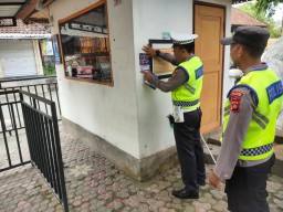 Polres Karangasem Sebar Stiker Serta Brosur Operasi Patuh Agung 2023