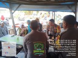 IPTU Roni Ismullah, Giat Jumat Curhat di Warga Gunung Anyar Tambak