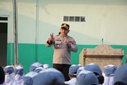 Wakapolres Metro Jakarta Timur Sampaikan Pesan Kamtibmas Saat Jadi Irup di Sekolah