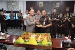 Kapolrestabes Surabaya Berikan Tumpeng Spesial untuk Kajari Surabaya