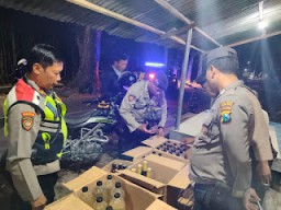 Operasi Pekat Polres Kediri Kota bersama Petugas Gabungan Amankan Ratusan Botol Miras 