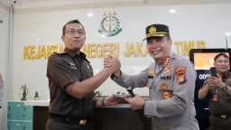 Surprise, Kapolres Metro Jakarta Timur Bersama Anggotanya Datangi Kantor Kajari Jakarta Timur