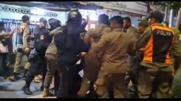 Satpol PP Surabaya Menertibkan Pedagang Kaki Lima Tidak Lagi Melakukan Dengan Cara Humanis