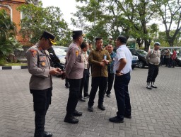 Kabag Ops Polres Bandara Ngurah Rai Bersama Gubernur Bali Lakukan Penjemputan Team Sepak Bola U20 Barcelona di Bandara