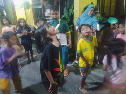Keseruan Perayaan Jelang HUT ke-78 RI, Anak - Anak RT 05 / RW 05 Banyu Urip Kidul Gelar Makan Kerupuk