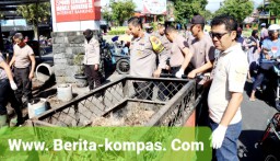 Polres Bondowoso Melaksanakan Kegiatan Pembersihan Sampah di Pasar Induk