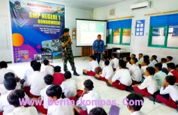 Babinsa Koramil 0822/01 Bondowoso Berikan Wasbang di SMPN 1 Bondowoso