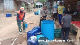 Polisi RW dan BPBD Situbondo Kembali Salurkan Puluhan Ribu Liter Air Bersih di Dusun Bendusa