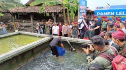 AKBP Teddy Chandra Dampingi Kunjungan Kerja Gubernur Jatim di Republik Lele Pare