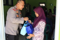 Wujud Kepedulian Kepada Warga, Polsek Sukolilo Polrestabes Surabaya Bersama Bonek Bonita Bagikan Sembako 