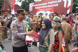 Polres Trenggalek Dukung Penuh Pencanangan, Pengibaran dan Pembagian Bendera Merah Putih