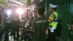 Quick Respon Unit Laka Lantas Polsek Sawahan, Mendatangi TKP Laka Lantas di Jalan Pasar Kembang