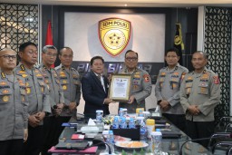 As SDM Irjen Dedi Prasetyo Terima Presisi Award Berkat Keterbukaan Rekrutmen Polri 