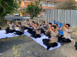 Hari Purnama Bertepatan Pada Penampahan Galungan Polres Bandara Ngurah Rai Gelar Sembahyang Bersama 