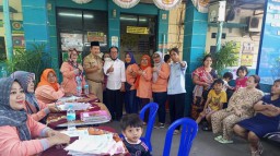 Lurah Kapuk Achmad Subhan Monitoring Kegiatan Posyandu Melati 1 dan 2 di RW 03 Kapuk