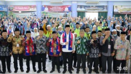 Bupati Kapuas Hulu Menyambut Kedatangan Jemaah Haji Provinsi Kalimantan Barat Kloter ke 30 di Asrama Haji Batam