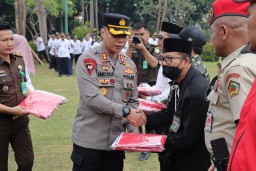 Kapolsek Kembangan Hadiri Apel Gerakan Pembagian Bendera Merah Putih Tahun 2023 di Halaman Kantor Walikota Jakarta Barat
