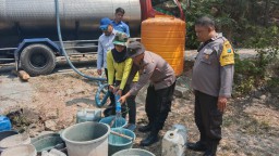 Polres Nganjuk Bersama Alumni Akpol 95 Patria Tama Bantu 20 Truk Tangki Air Bersih Siap Minum
