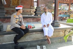 Kapolres Jembrana Sempatkan Diri Kunjungi Tokoh Agama di Manis Galungan