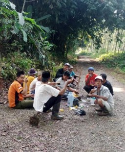 Warga Desa Kadujangkung Bergotong Royong Bersihkan Jalan Kabupaten dan Poros Desa, Untuk Persiapkan HUT RI ke 78