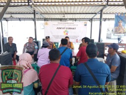 Kapolsek Gunung Anyar Giat Jumat Curhat di Warga Gunung Anyar Timur