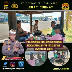 Program Jumat Curhat Kapolsek Padangbai Menyasar Pedagang Asongan di Pelabuhan Padangbai 