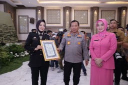 Kapolda Jatim Beri Penghargaan Briptu Tiara Berupa Pin Emas Atas Pendidikan Yang Diraihnya di Turki