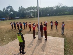 Danramil Kecamatan Cimanggu Beserta Anggota Latih Paskibraka Siswa Siswi SMK Dwi Pura Bangsa Menjelang HUT RI ke 78