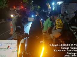 Polsek Sawahan Gelar Operasi Gabungan Rayon 2, Antisipasi Aksi Kriminalitas di Malam Hari